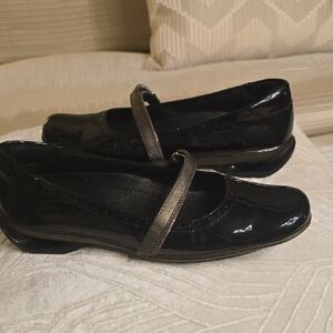 Asgi Sleek Black Patent Leather Flats